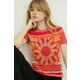 Kratka majica Desigual ženski, oranžna barva - oranžna. Kratka majica iz kolekcije Desigual, izdelana iz debele, zelo elastične pletenine. Model iz izjemno udobne tkanine z visoko vsebnostjo bombaža.