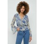 Majica Guess ženska - modra. Bluza iz kolekcije Guess, izdelana iz vzorčaste tkanine. Poliester zagotavlja večjo odpornost na gubanje.