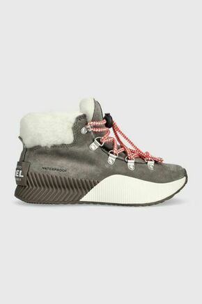 Otroški zimski čevlji iz semiša Sorel 1979101 YOUTH ONA CONQUEST FELT siva barva - siva. Zimski čevlji iz kolekcije Sorel. Nepodloženi model izdelan iz kombinacije semiš usnja in tekstilnega materiala.