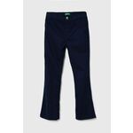 Otroške hlače United Colors of Benetton mornarsko modra barva - mornarsko modra. Otroški hlače iz kolekcije United Colors of Benetton. Model izdelan iz udobnega materiala. Material z optimalno elastičnostjo zagotavlja popolno svobodo gibanja.