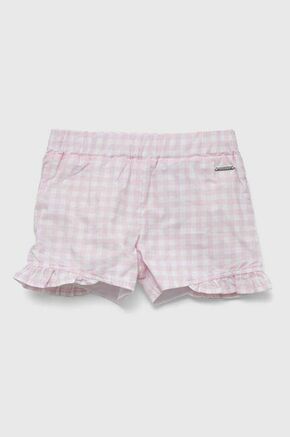 Otroške bombažne kratke hlače Guess roza barva - roza. Otroški kratke hlače iz kolekcije Guess. Model izdelan iz vzorčaste tkanine. Model iz izjemno udobne