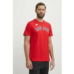 Bombažna kratka majica Nike Boston Red Sox moška, rdeča barva - rdeča. Kratka majica iz kolekcije Nike, izdelana iz tanke, elastične pletenine. Material z optimalno elastičnostjo zagotavlja popolno svobodo gibanja.