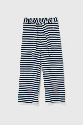 Hlače Guess mornarsko modra barva - mornarsko modra. Otroški hlače iz kolekcije Guess. Model izdelan iz vzorčaste pletenine. Model iz izjemno udobne tkanine z visoko vsebnostjo bombaža.