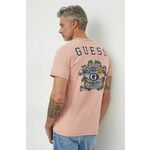 Bombažna kratka majica Guess moški, roza barva - roza. Kratka majica iz kolekcije Guess, izdelana iz tanke, elastične pletenine. Model iz izjemno udobne bombažne tkanine, ki je zračna.