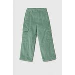 Otroške hlače United Colors of Benetton zelena barva - zelena. Otroški hlače iz kolekcije United Colors of Benetton. Model izdelan iz rebrastega žameta. Model iz izjemno udobne bombažne tkanine.