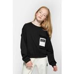 Otroški bombažen pulover Coccodrillo črna barva, s kapuco - črna. Otroški pulover s kapuco iz kolekcije Coccodrillo. Model izdelan iz pletenine s potiskom.