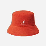 Kangol klobuk - oranžna. Klobuk iz zbirke Kangol. Model ozkega kroja, izdelan iz materiala z aplikacijo.