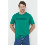 Bombažna kratka majica United Colors of Benetton zelena barva - zelena. Kratka majica iz kolekcije United Colors of Benetton. Model izdelan iz pletenine z nalepko. Lahek in udoben model, idealen za vsakodnevno nošenje.