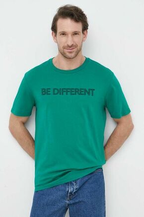 Bombažna kratka majica United Colors of Benetton zelena barva - zelena. Kratka majica iz kolekcije United Colors of Benetton. Model izdelan iz pletenine z nalepko. Lahek in udoben model
