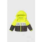 Otroška jakna Guess siva barva - siva. Otroški jakna iz kolekcije Guess. Podložen model, izdelan iz prešitega materiala. Model z dvignjenim ovratnikom zagotavlja dodatno zaščito pred mrazom.