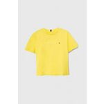 Otroška bombažna kratka majica Tommy Hilfiger rumena barva - rumena. Otroške lahkotna kratka majica iz kolekcije Tommy Hilfiger, izdelana iz visokokakovostne pletenine, ki je bila izdelana na trajnostni način. Model iz mehke in na otip prijetne...