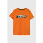 Otroška bombažna kratka majica Guess oranžna barva - oranžna. Otroške lahkotna kratka majica iz kolekcije Guess, izdelana iz visokokakovostne pletenine, ki je bila izdelana na trajnostni način. Model iz izjemno udobne bombažne tkanine.