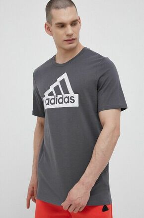 Bombažna kratka majica adidas siva barva - siva. Kratka majica iz kolekcije adidas. Model izdelan iz pletenine s potiskom. Izjemno udoben material