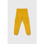 Otroške bombažne hlače Guess rumena barva - rumena. Otroški hlače iz kolekcije Guess. Model izdelan iz tkanine. Garment Dyed - izdelki, barvani na poseben način za učinek pranja. Med posameznimi izdelki so lahko razlike.