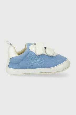 Čevlji za dojenčka United Colors of Benetton - modra. Čevlji za dojenčka iz kolekcije United Colors of Benetton. Model izdelan iz kombinacije ekološkega usnja in tekstilnega materiala. Model z mehkim in prožnim podplatom.