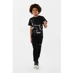 Otroška bombažna kratka majica Dkny črna barva - črna. Otroške kratka majica iz kolekcije Dkny, izdelana iz tanke, elastične pletenine. Model iz izjemno udobne bombažne tkanine.