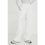 Lanene hlače Abercrombie &amp; Fitch bela barva - bela. Hlače iz kolekcije Abercrombie &amp; Fitch izdelane iz enobarvne tkanine. Model iz zračne tkanine z visoko vsebnostjo lanu.