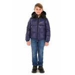 Otroška puhovka Guess - modra. Otroški jakna iz kolekcije Guess. Podložen model, izdelan iz prešitega materiala. Model z dvignjenim ovratnikom zagotavlja dodatno zaščito pred mrazom.