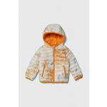 Otroška jakna Guess oranžna barva - oranžna. Otroški jakna iz kolekcije Guess. Podložen model, izdelan iz vzorčastega materiala. Prešiti model s sintetično izolacijo za dodatno udobje pri nižjih temperaturah.