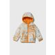 Otroška jakna Guess oranžna barva - oranžna. Otroški jakna iz kolekcije Guess. Podložen model, izdelan iz vzorčastega materiala. Prešiti model s sintetično izolacijo za dodatno udobje pri nižjih temperaturah.
