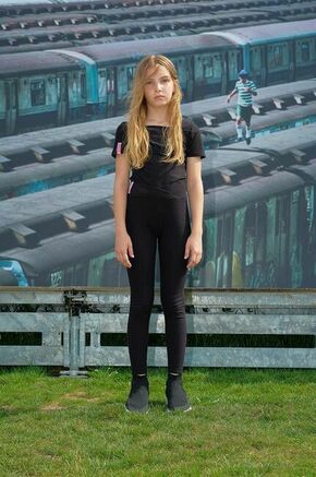 Otroška kratka majica Sisley črna barva - črna. Otroške Oprijeta kratka majica iz kolekcije Sisley. Model izdelan iz rebraste pletenine. Prilagodljiv material