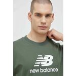 Bombažna kratka majica New Balance zelena barva - zelena. Kratka majica iz kolekcije New Balance. Model izdelan iz pletenine s potiskom. Izjemno udoben material, izdelan iz naravnih vlaken.
