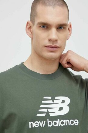 Bombažna kratka majica New Balance zelena barva - zelena. Kratka majica iz kolekcije New Balance. Model izdelan iz pletenine s potiskom. Izjemno udoben material