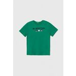 Otroška bombažna kratka majica United Colors of Benetton zelena barva - zelena. Otroške lahkotna kratka majica iz kolekcije United Colors of Benetton, izdelana iz visokokakovostne pletenine, ki je bila izdelana na trajnostni način. Model iz...