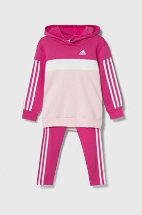 Majica adidas roza barva - roza. Komplet trenirke za otroke iz kolekcije adidas. Model izdelan iz vzorčaste pletenine. Izjemno udobna tkanina z visoko vsebnostjo bombaža.