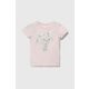 Kratka majica za dojenčka Guess roza barva - roza. Kratka majica za dojenčka iz kolekcije Guess. Model izdelan iz mehke pletenine s potiskom.