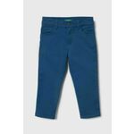 Otroške hlače United Colors of Benetton - modra. Otroški hlače iz kolekcije United Colors of Benetton. Model izdelan iz prožnega materiala, ki zagotavlja udobje in svobodo gibanja. Model iz izjemno udobne tkanine z visoko vsebnostjo bombaža.