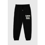 Otroški spodnji del trenirke Calvin Klein Jeans črna barva - črna. Otroški spodnji del trenirke iz kolekcije Calvin Klein Jeans. Model izdelan iz prožnega materiala, ki zagotavlja udobje in svobodo gibanja. Model z mehko oblazinjeno sredino...