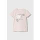 Otroška kratka majica Guess roza barva - roza. Otroške lahkotna kratka majica iz kolekcije Guess. Model izdelan iz pletenine, prijetne na otip. Model iz izjemno udobne tkanine z visoko vsebnostjo bombaža.