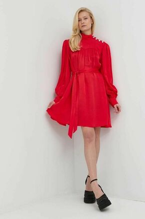 Obleka Custommade Kaya rdeča barva - rdeča. Lahkotna obleka iz kolekcije Custommade. Nabran model