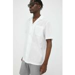 Bombažna srajca Les Deux moška, bela barva - bela. Srajca iz kolekcije Les Deux. Model izdelan iz enobarvne tkanine. Ima bowling vratnikom. Izjemno udoben material, izdelan iz naravnih vlaken.