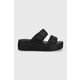 Natikači Crocs Brooklyn Low Wedge Sandal ženski, črna barva, 207431 - črna. Natikači iz kolekcije Crocs. Model je izdelan iz sintetičnega materiala. Model z mehkim, oblikovanim vložkom zagotavlja udobje.