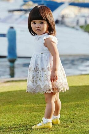 Mayoral bela barva - bela. Obleka za dojenčke iz kolekcije Mayoral. Nabran model izdelan iz materiala z nalepko. Izjemno zračen