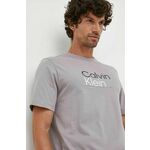 Bombažna kratka majica Calvin Klein siva barva - siva. Kratka majica iz kolekcije Calvin Klein, izdelana iz pletenine s potiskom. Model iz izjemno udobne, zračne tkanine.