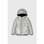 Otroška dvostranska jakna Guess srebrna barva - srebrna. Otroški jakna iz kolekcije Guess. Podložen model, izdelan iz kombinacije različnih materialov. Model z dvignjenim ovratnikom zagotavlja dodatno zaščito pred mrazom.