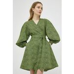 Bombažna obleka Gestuz Calliope zelena barva - zelena. Casual obleka iz kolekcije Gestuz. Nabran model, izdelan iz vzorčaste tkanine. Izjemno udoben material, izdelan iz naravnih vlaken.