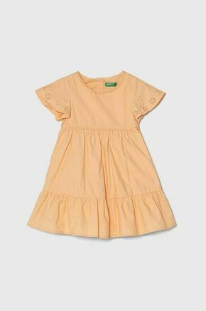 Otroška bombažna obleka United Colors of Benetton oranžna barva - oranžna. Otroški obleka iz kolekcije United Colors of Benetton. Model izdelan iz tkanine z dekorativnim vezenjem. Model iz izjemno udobne bombažne tkanine.