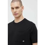 Bombažna kratka majica New Balance črna barva - črna. Kratka majica iz kolekcije New Balance. Model izdelan iz enobarvne pletenine. Izjemno udoben material, izdelan iz naravnih vlaken.