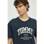 Bombažna kratka majica Tommy Jeans moška, mornarsko modra barva, DM0DM18557 - mornarsko modra. Kratka majica iz kolekcije Tommy Jeans, izdelana iz tanke, elastične pletenine. Model iz izjemno udobne bombažne tkanine, ki je zračna.
