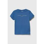 Otroška bombažna kratka majica Tommy Hilfiger - modra. Otroške lahkotna kratka majica iz kolekcije Tommy Hilfiger. Model izdelan iz visokokakovostne pletenine, ki je bila izdelana na trajnostni način. Model iz izjemno udobne bombažne tkanine.
