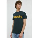 Bombažna kratka majica Superdry moški, zelena barva - zelena. Lahkotna kratka majica iz kolekcije Superdry, izdelana iz visokokakovostne pletenine, ki je bila izdelana na trajnostni način. Model iz izjemno udobne bombažne tkanine.