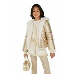 Otroška dvostranska jakna Guess zlata barva - zlata. Otroški jakna iz kolekcije Guess. Podložen model, izdelan iz kombinacije različnih materialov. Model z dvignjenim ovratnikom zagotavlja dodatno zaščito pred mrazom.