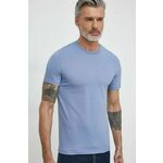 Bombažna kratka majica Guess - modra. Kratka majica iz kolekcije Guess, izdelana iz pletenine z nalepko. Model iz tkanine, ki je izjemno prijetna na otip.