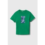Otroška bombažna kratka majica United Colors of Benetton zelena barva - zelena. Otroške lahkotna kratka majica iz kolekcije United Colors of Benetton, izdelana iz pletenine, prijetne na otip. Model iz visokokakovostnega in trajnostnega materiala.