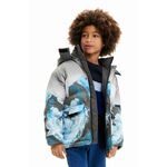 Otroška jakna Desigual rjava barva - rjava. Otroški jakna iz kolekcije Desigual. Podložen model, izdelan iz vzorčastega materiala. Model z dvignjenim ovratnikom zagotavlja dodatno zaščito pred mrazom.