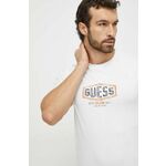Bombažna kratka majica Guess moški, bela barva - bela. Kratka majica iz kolekcije Guess, izdelana iz tanke, elastične pletenine. Model iz zračne tkanine z visoko vsebnostjo bombaža.